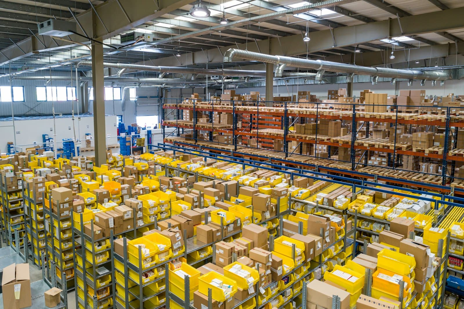 Conveyor with parcels
